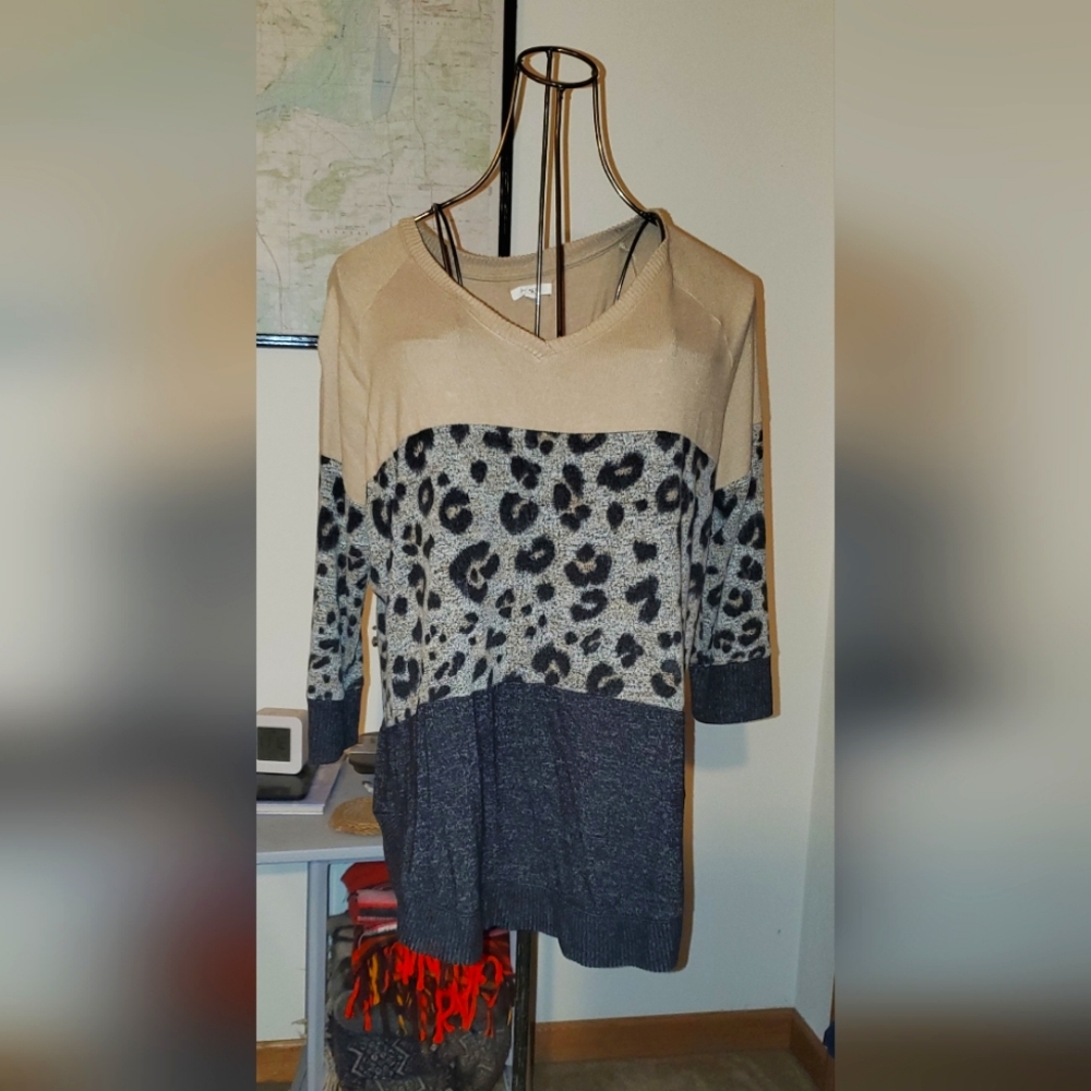 Maurices leapord striped light weight sweater, Size Large